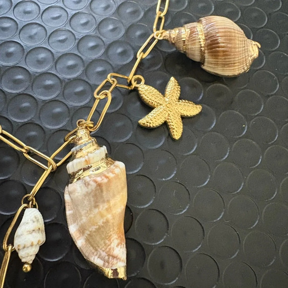 Gold Shell Charm Necklace - Picture 3 of 6